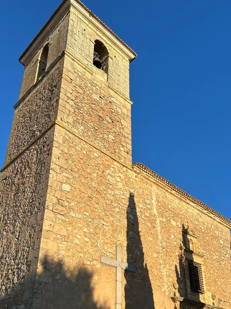 La torre de piedra de la iglesia de la Transfiguración con el sol de la tarde